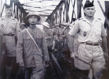 Tiểu đoàn Bình Ca qua cầu Đuống về Hà Nội ngày 8/10/1954